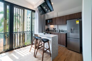 Premium appartement (501) | Privékeuken | Een microgolfoven, kookgerei, borden en bestek