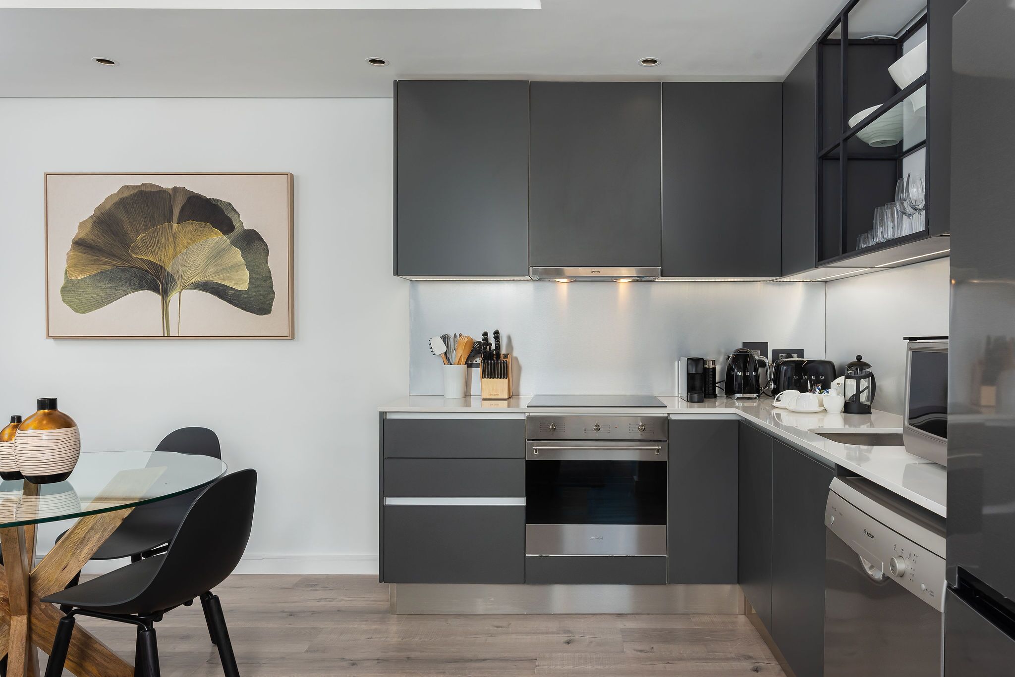 商务开间 | 私人厨房 | 冰箱、微波炉、烤箱、炉灶