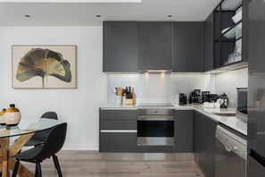 Studio Business | Bếp riêng | Tủ lạnh, lò vi sóng, lò nướng, bếp nấu 