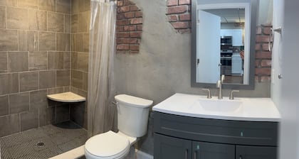 Luxe-Historic Suite in Downtown Monticello