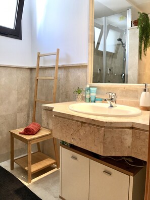 Bathtub, hair dryer, towels