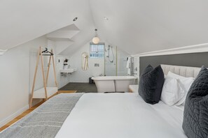 Luxury Apartment | 3 bedrooms, laptop workspace, iron/ironing board, free WiFi