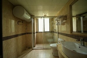 A bathroom with a toilet, sink, and shower. - Ziyuan Chuangyi Boutique Hotel Chongqing Ranjiaba (Chongqing)