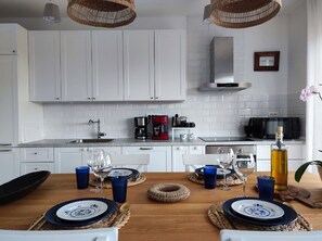 Leilighet (One Bedroom Apartment with Terrace an) | Eget kjøkken | Kjøleskap