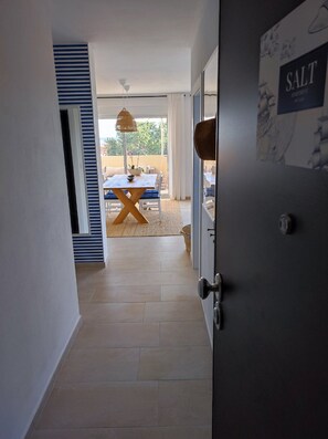 Leilighet (One Bedroom Apartment with Terrace an) | Oppholdsrom | TV