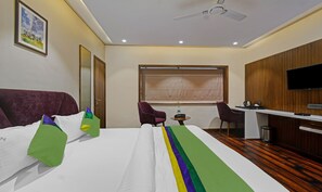 Deluxe Room | Desk, iron/ironing board