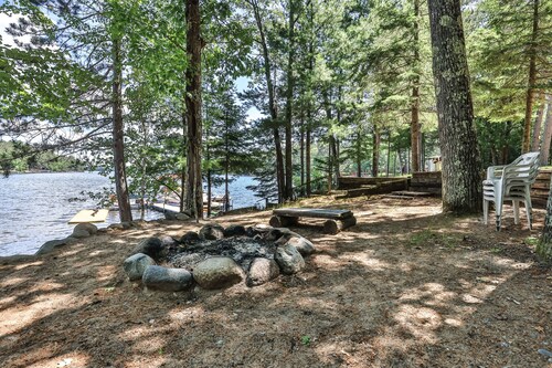 Lake view, dog-friendly cabin with porch & shared dock, swimming area, firepit