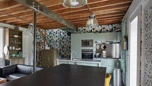 Una cocina moderna con una isla central, electrodomésticos integrados y un salpicadero con diseño.
