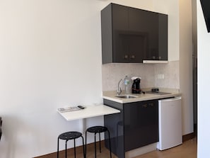 Kühlschrank, Mikrowelle, Toaster, Kochgeschirr/Geschirr/Besteck