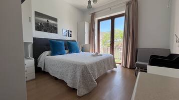 1 slaapkamer, een bureau, een strijkplank/strijkijzer, reisbedje