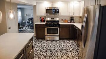 Batterie de cuisine, vaisselle et ustensiles