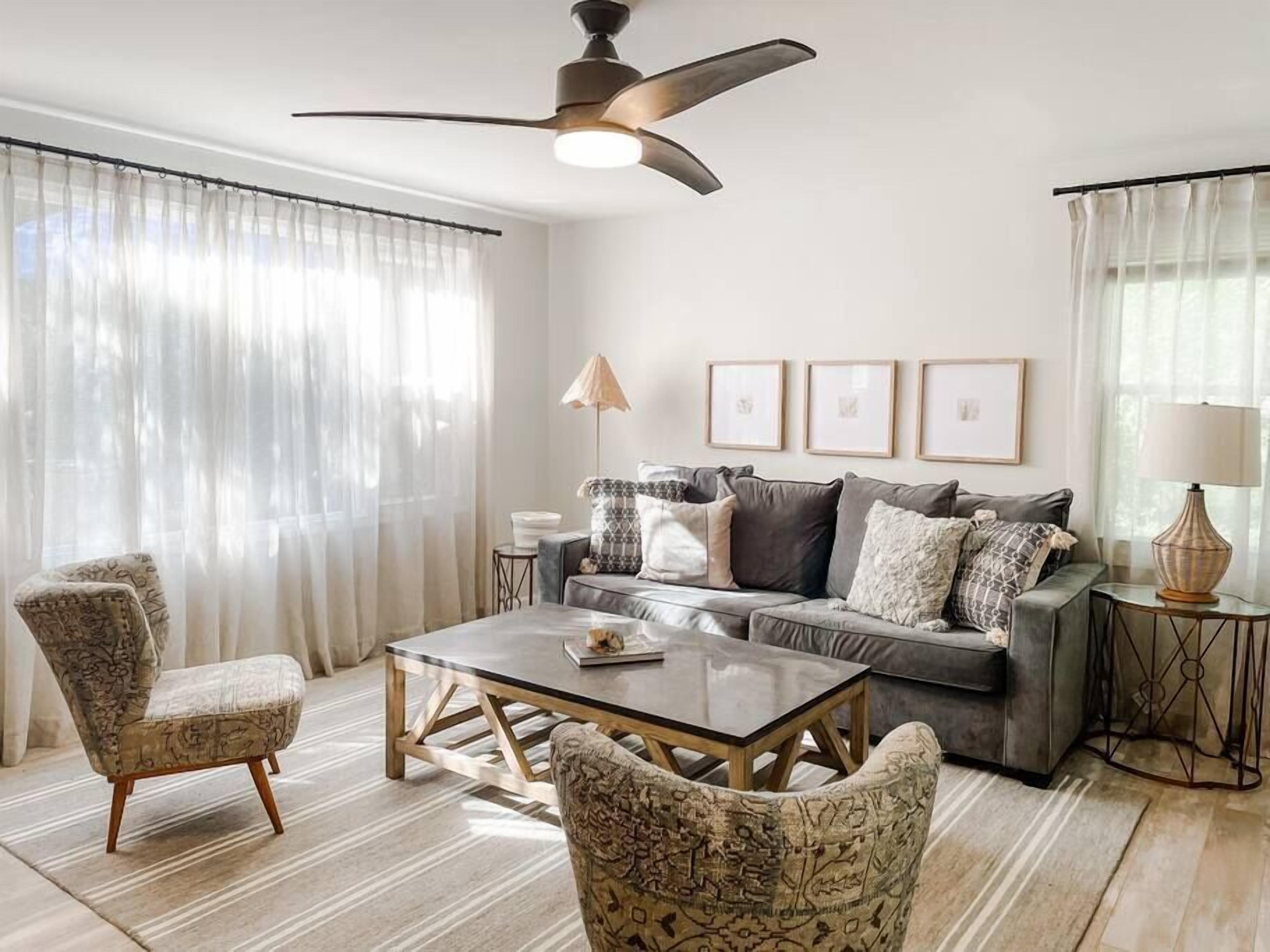 Télévision, cheminée, espaces bureaux