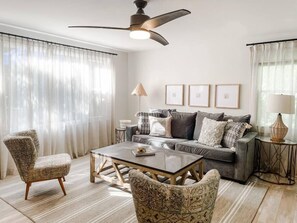 TV, fireplace, offices - Cozy getaway in a prime location (Rochester)