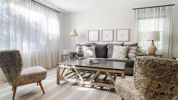 Télévision, cheminée, espaces bureaux