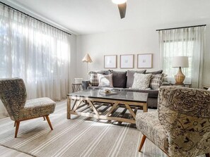 TV, fireplace, offices - Cozy getaway in a prime location (Rochester)