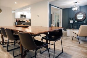 Dining - Cozy getaway in a prime location (Rochester)