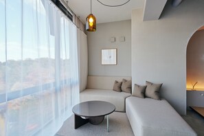 City Room, 1 King Bed, Ensuite, City View | Living area