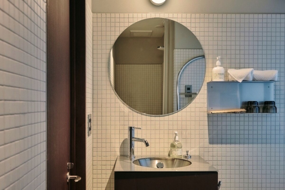 Salle de bain | Articles de toilette (gratuits), séchoir à cheveux, pantoufles, bidet