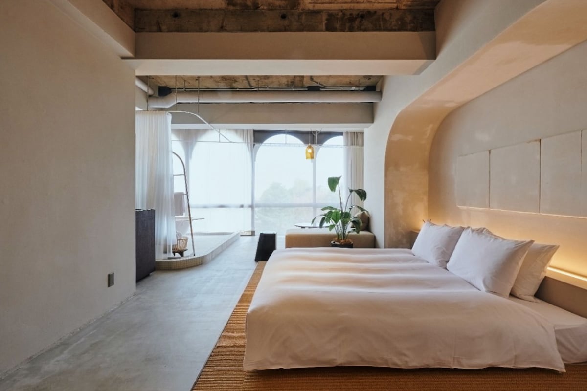 In-room safe, WiFi (free), bed sheets