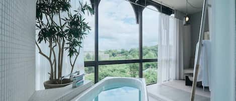 City kamer, 1 kingsize bed, en-suite badkamer, uitzicht op stad | Badkamer | Gratis toiletartikelen, een haardroger, pantoffels