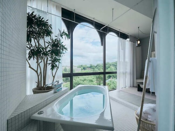 City Room, 1 King Bed, Ensuite, City View | Bathroom | Free toiletries, hair dryer, slippers