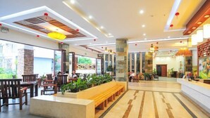 A spacious lobby with a reception desk, seating area, and large windows offering views of the outdoors. - Xingyu Sea View Hotel (Sanya Nanbian, Hailu Huitou) (Sanya)