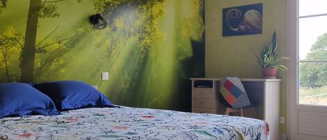 1 bedroom, desk, WiFi