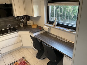 冷蔵庫、電子レンジ、オーブン、コンロ