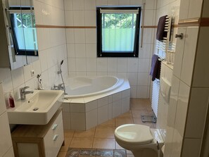 Badewanne, Haartrockner, Handtücher, Seife