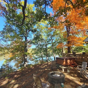 Property grounds - Beautiful waterfront house with dock for family fun near Ha Ha Tonka State park (Camdenton)