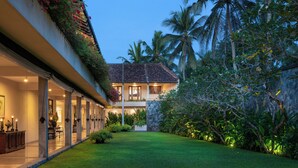 A two-story building with a balcony, surrounded by lush greenery and palm trees. - Taru Villas THE Long House (Bentota)