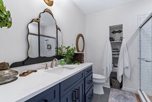 مجففات شعر، مناشف، صابون، شامبو