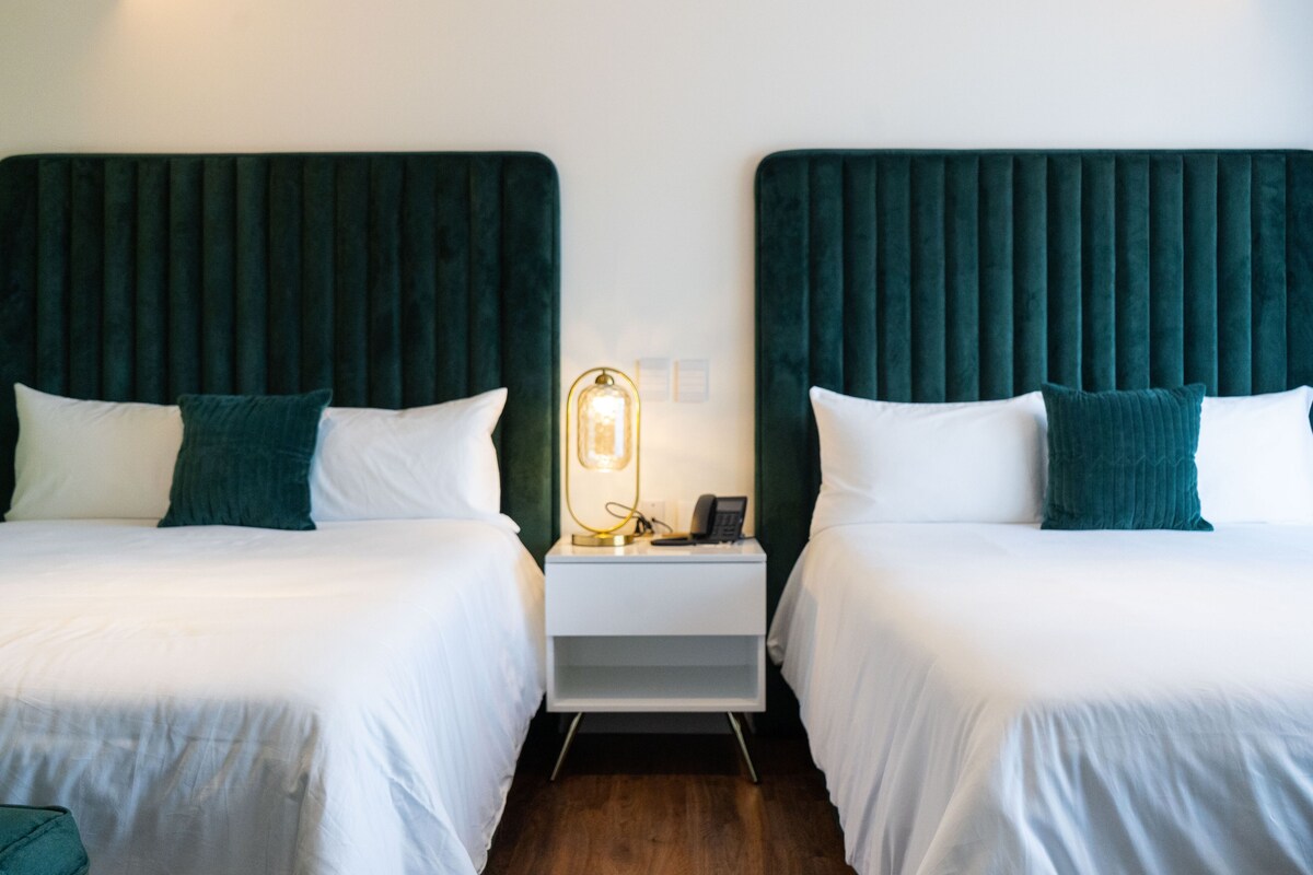 Luxe beddengoed, pillowtop-bedden, een minibar, een kluis op de kamer