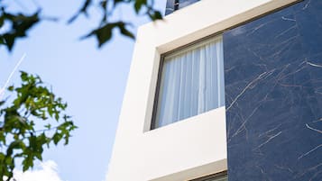 Vista frontal de la propiedad