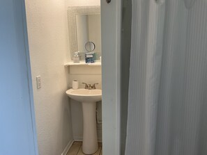 Hair dryer, towels, soap, shampoo - Private Coastal Retreat (Aransas Pass)