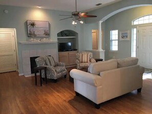 TV - Charming Guest House on Private 5 Acre Riverfront Estate with DOCK (Green Cove Springs)