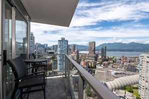 Property grounds - Vancouver condo: surreal water/mountain/harbor views 2Beds/2BA (Vancouver)