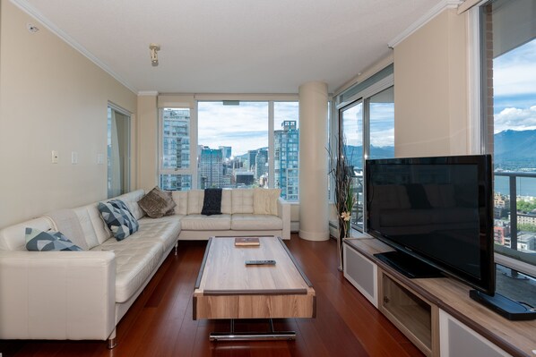 Smart TV, printers - Vancouver condo: surreal water/mountain/harbor views 2Beds/2BA (Vancouver)