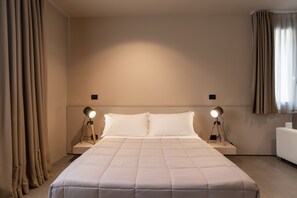 Junior Quadruple Room | Down duvets, memory-foam beds, in-room safe, blackout curtains - aMare Hotel Suite & Apartments (Bellaria-Igea Marina)