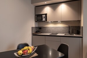 Departamento estándar | Cocina privada | Refrigerador, microondas, parrilla de estufa y periquera 