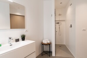 Superior Apartment | Bathroom | Shower, rainfall showerhead, free toiletries, hair dryer - aMare Hotel Suite & Apartments (Bellaria-Igea Marina)