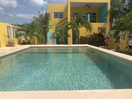 Una piscina al aire libre