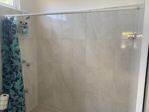 スーペリア アパートメント | バスルーム | シャワー、ヘアドライヤー、タオル