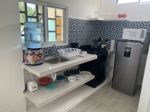 Departamento superior | Cocina privada | Refrigerador con congelador, microondas, parrilla de estufa y tostadora