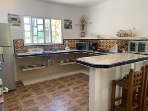 Refrigerador con freezer, microondas, placa de cocina, tostadora