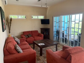 32-inch flat-screen TV with digital channels, TV, Netflix - Arenas Del Mar (Progreso)