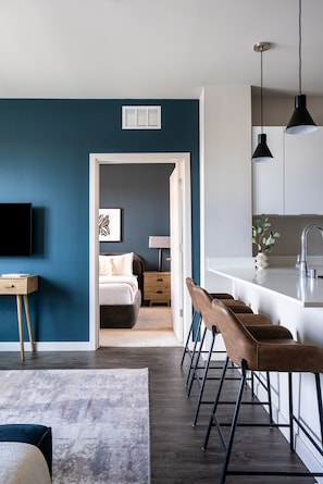 Family Apartment, 2 Bedrooms (Self Check-in with Virtual Front Desk) | Ruang tamu | TV skrin rata, perkhidmatan penstriman