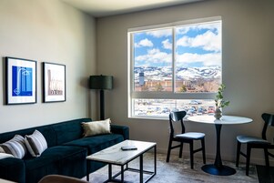 家庭公寓, 2 间卧室 (Self Check-in with Virtual Front Desk) | 起居区 | 平板电视、流媒体服务