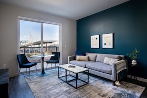 Standard-Apartment, 1 Schlafzimmer, Nichtraucher (Self Check-in with Virtual Front Desk) | Wohnbereich | Flachbildfernseher, Streaming-Dienste