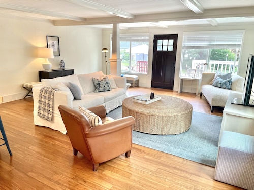 Dog-Friendly Cottage with hot tub, kayaks, e-bike